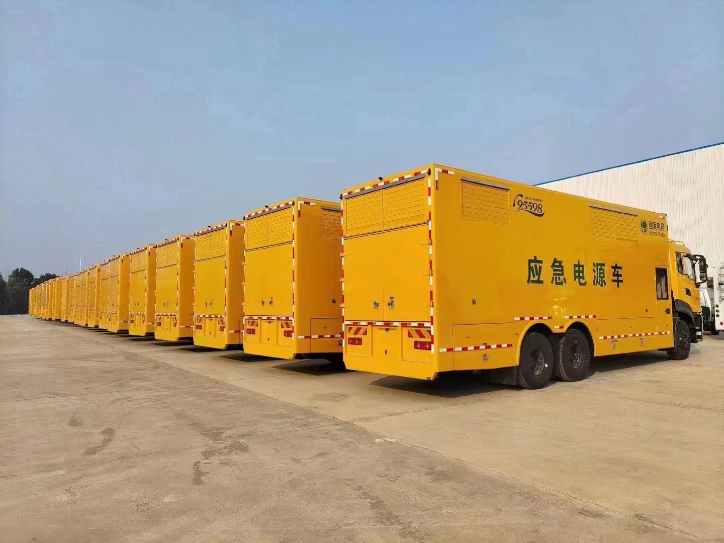 東風(fēng)天龍后雙橋800KW電源車(chē)