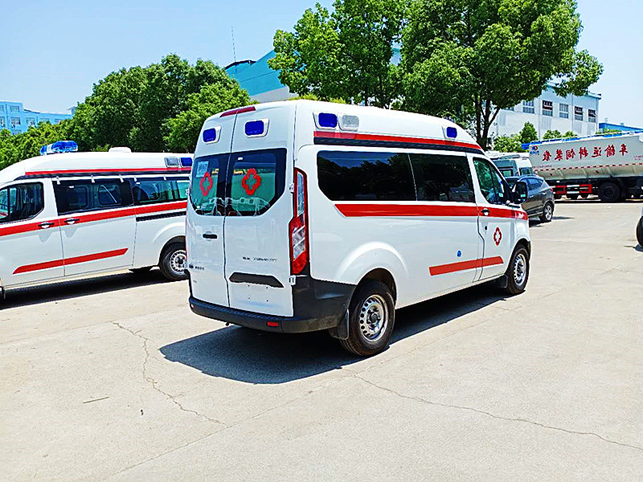 福特全順V362短軸中頂柴油版救護(hù)車