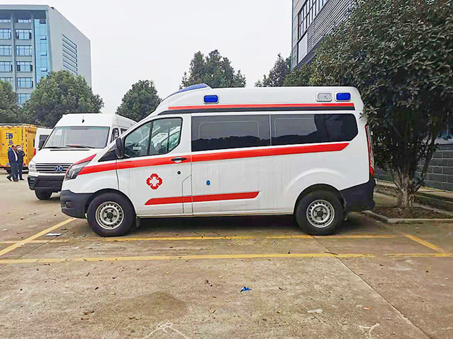 福特全順V362汽油版中軸中頂救護(hù)車