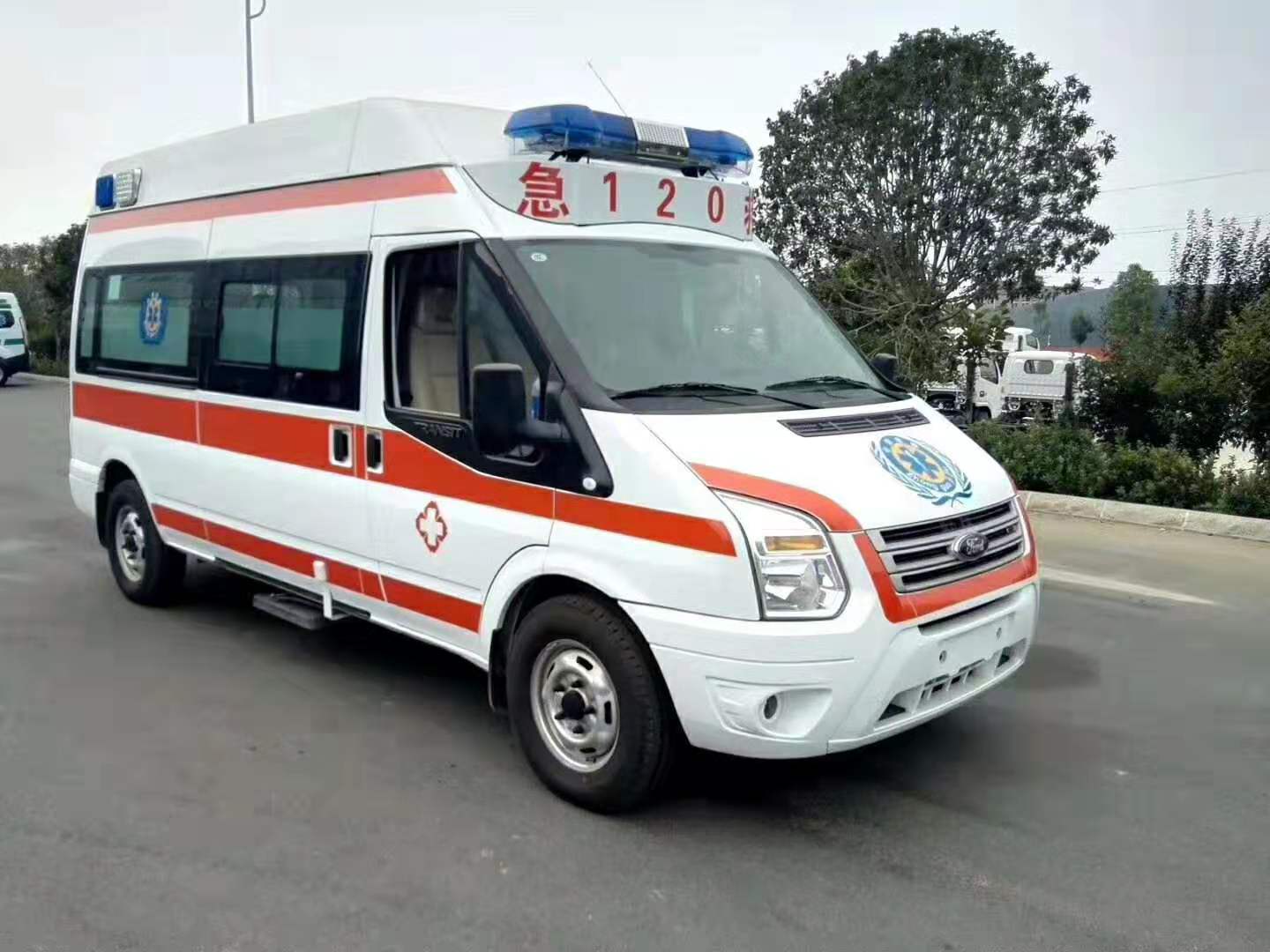 福特V348長(zhǎng)軸中頂監(jiān)護(hù)型救護(hù)車(chē)