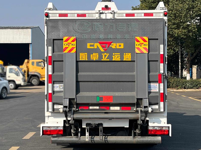 東風(fēng)小多利卡裝備車