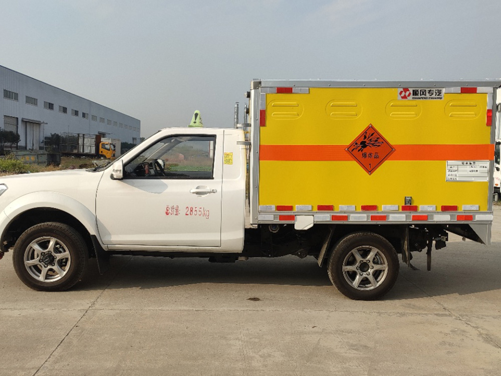 東風(fēng)皮卡爆破器材運(yùn)輸車