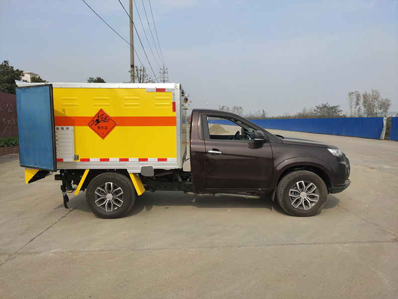 江鈴皮卡2.35米爆破器材運(yùn)輸車